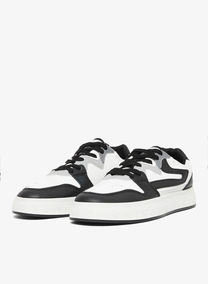 ستايلي حذاء سنيكرز بألواح متباينة